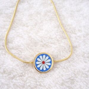 Gold Tone Daisy Bracelet